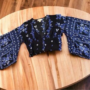 Flared sleeve crop top